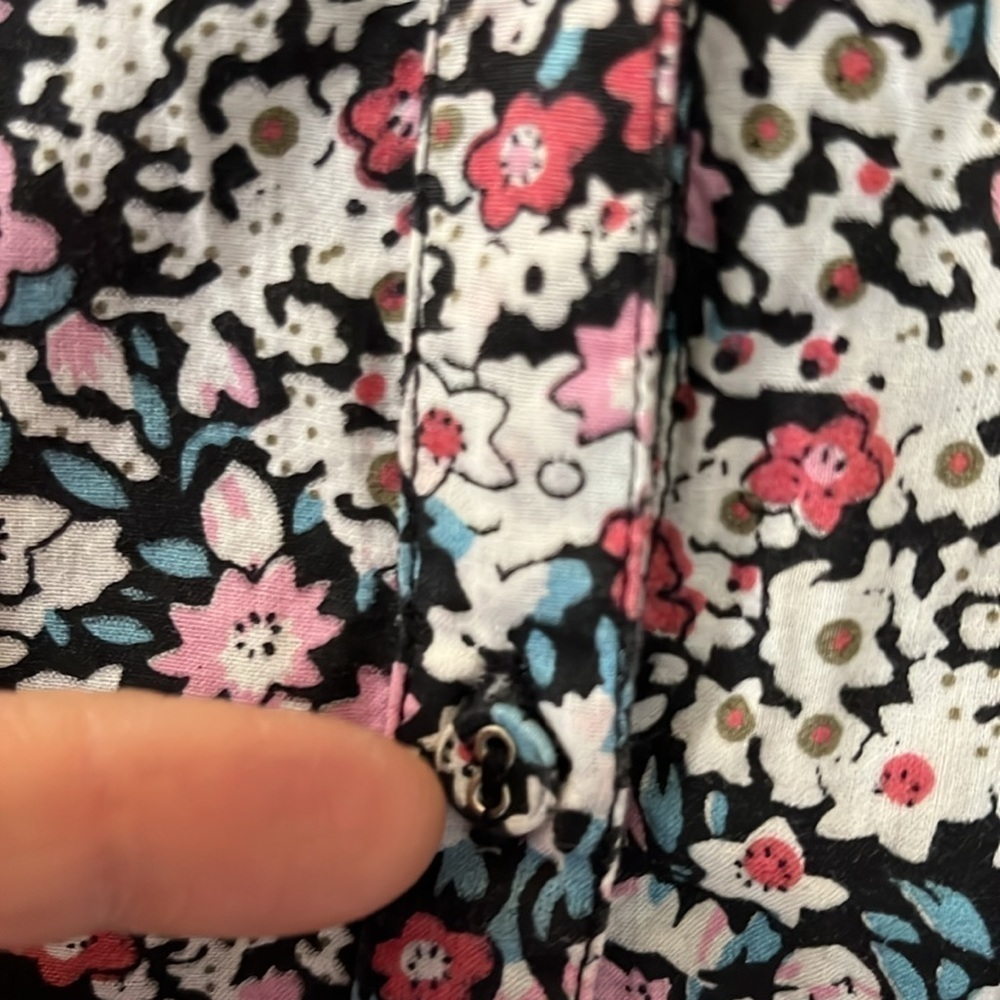 Serengeti 3/4 sleeved, v neck floral pattern blouse. Size Medium. - Picture 4 of 10